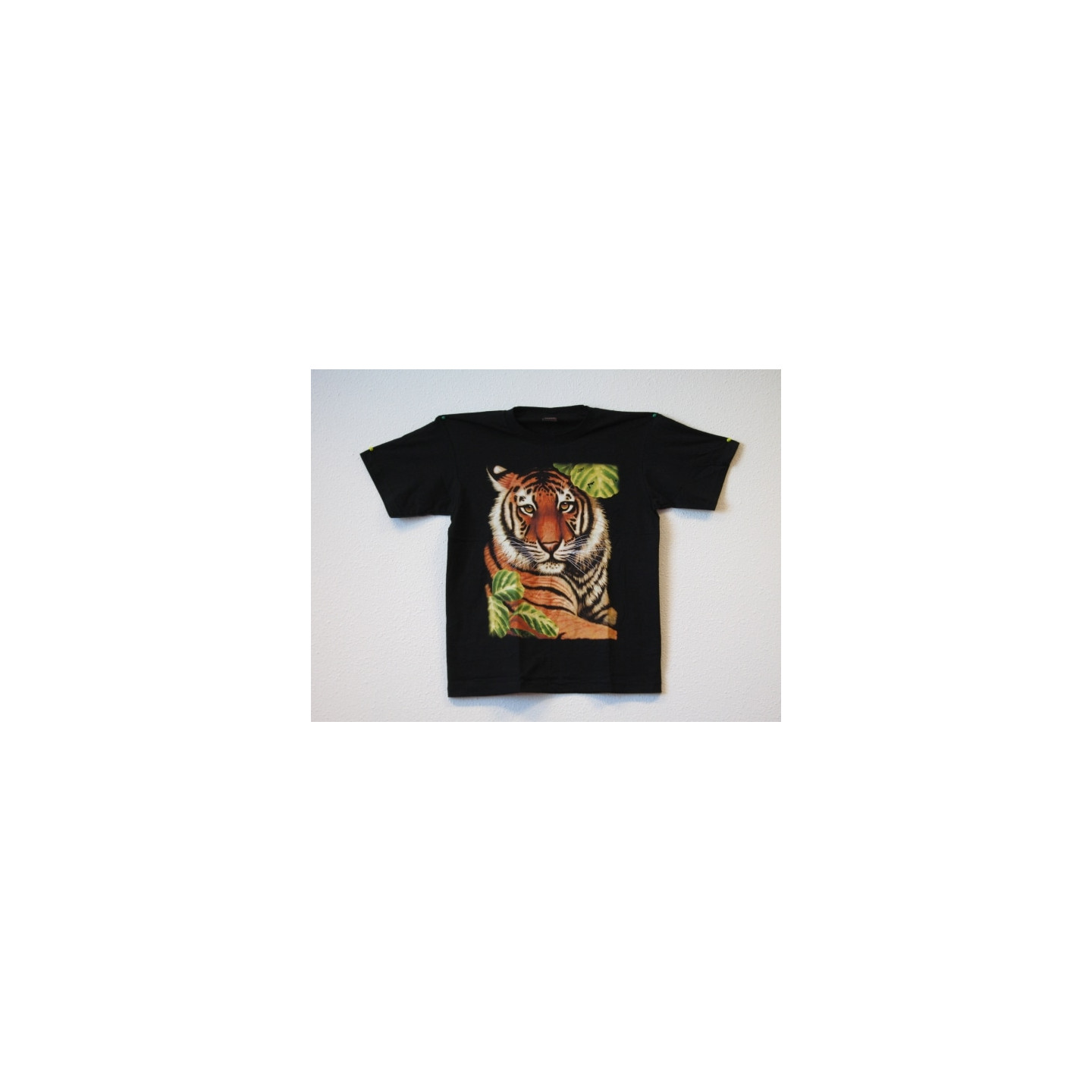 T-shirt tiger with leafs