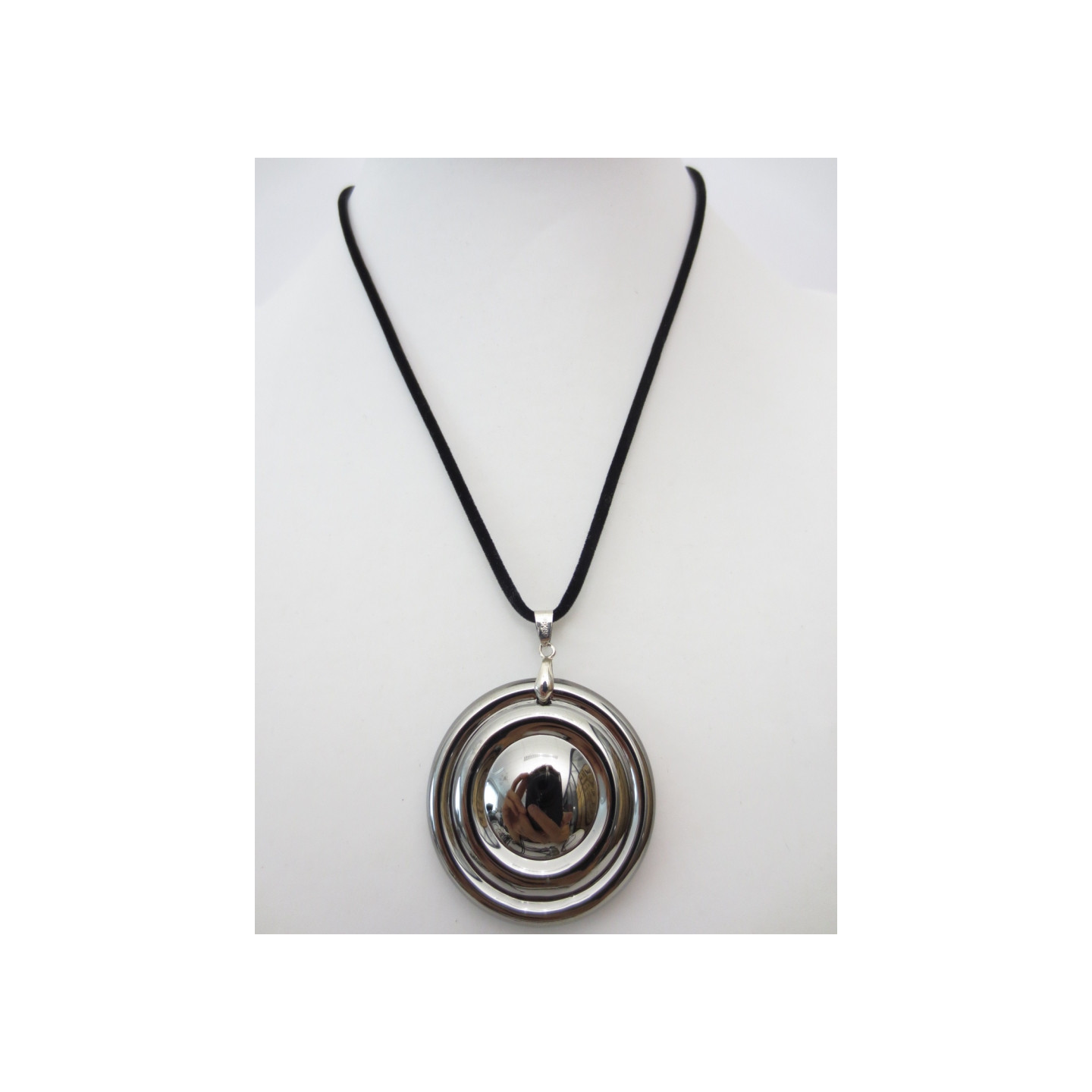 crystal round pendant necklace with circles black