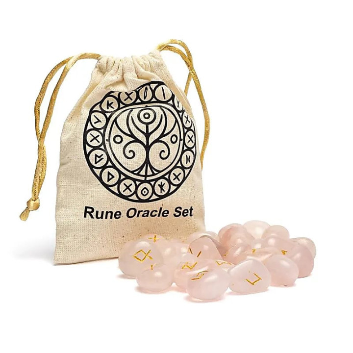 Coffret oracle runique en quartz rose dans sachet en coton | Pieralune